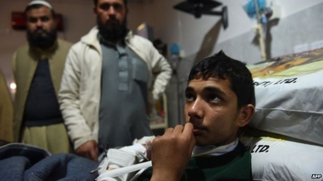 Раненый пакистанский студент Анс в больнице в Пешаваре. 16 декабря 2014
