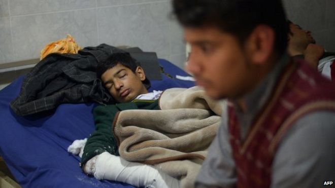 Раненый пакистанский студент Мехран отдыхает на больничной койке в Пешаваре. 17 декабря 2014