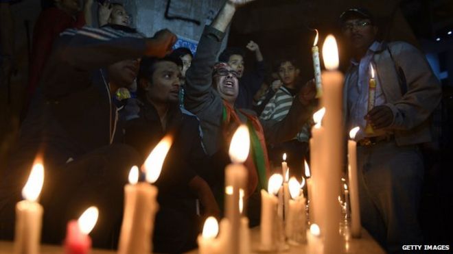 Зажженные свечи для жертв в Карачи, Пакистан. 16 декабря 2014