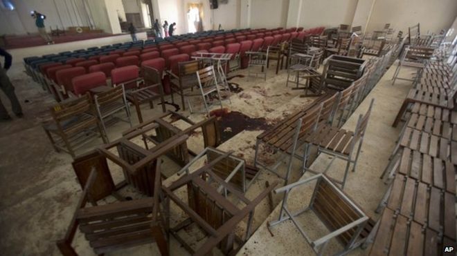 Перевернутые стулья и пятна крови на полу школы в Пешаваре 17 декабря 2014 года