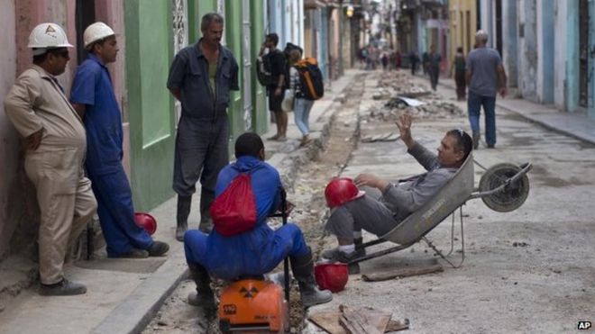 Строители размышляют о том, что президент Кубы Рауль Кастро объявит в своей предстоящей прямой трансляции в Гаване 17 декабря 2014 года