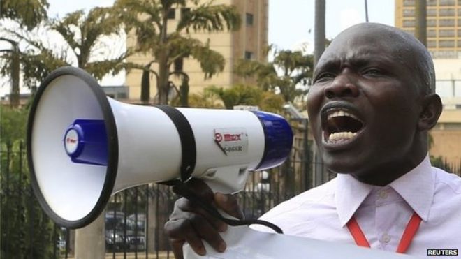 Протестующий кричит возле парламента Кении во время демонстрации, призывающей к соблюдению свободы слова в столице страны Найроби 18 декабря 2014 года
