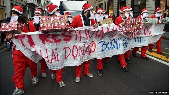 Итальянские протестующие в костюме Санта-Клауса