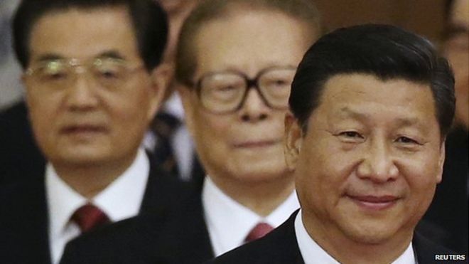 Президент Си Цзиньпин (справа) с отставными лидерами Цзян Цзэминем (в центре) и Ху Цзиньтао