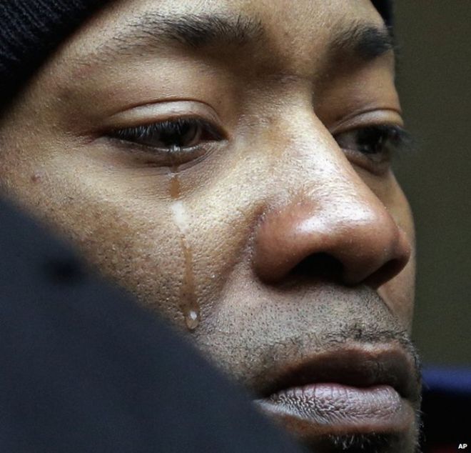 Брат Донтре Гамильтона, Деймион Перкинс, плачет на ступеньках федерального здания суда в Милуоки, 22 декабря