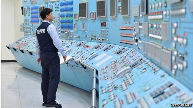 В этом раздаточном материале, предоставленном Korea Hydro and Nuclear Power Co., работники Korea Hydro и Nuclear Power Co. участвуют в учениях по борьбе с кибератаками на электростанции Вольсонг 22 декабря 2014 года в Кенджу, Южная Корея.