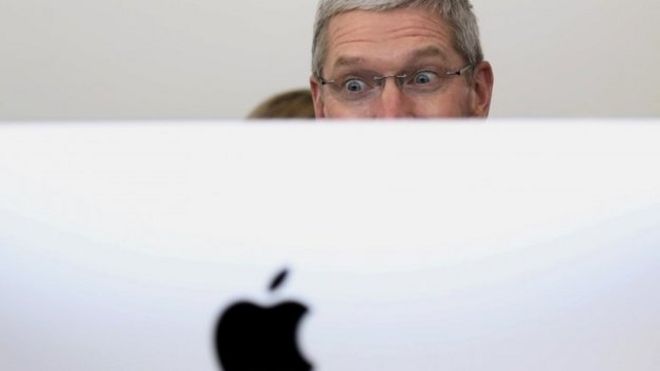 Тим Кук смотрит на iMac