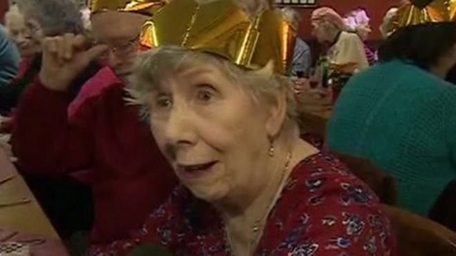 Бетти Уильямс на рождественском обеде в Ottery St Mary