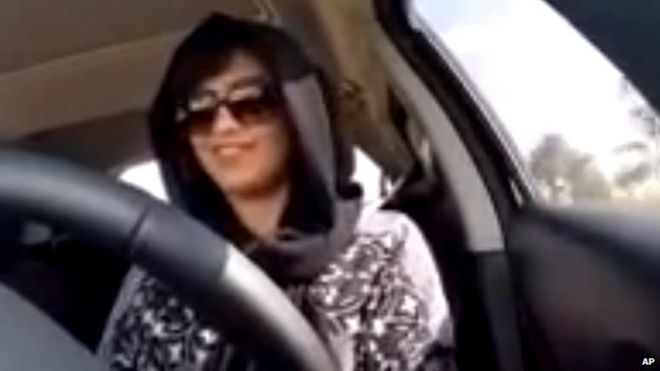 Loujain al-Hathloul за рулем своего автомобиля