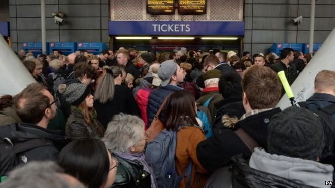 Путешественники заблокированы на станции Finsbury Park в северном Лондоне, куда им было приказано отправиться после отмены поездов в Кингс-Кросс и обратно. Суббота 27 декабря 2014 года.