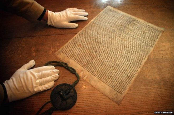 Факсимильная копия документа 1215 года «Великая хартия вольностей» в библиотеке Солсберийского собора