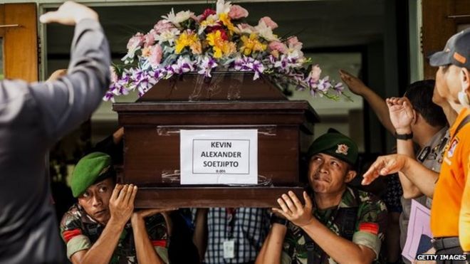 Индонезийская армия несет гроб Кевина Александра Соетжипто, жертвы рейса AirAsia QZ8501, после того как он был передан своей семье в полицейском госпитале 2 января 2015 года в Сурабая, Индонезия