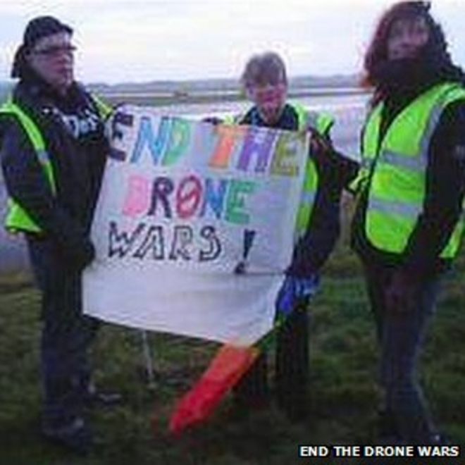 Протестующие в RAF Waddington