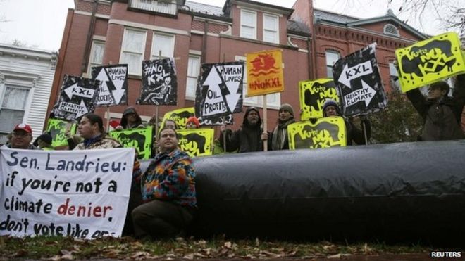 Защитники климата и представители племени розо бутонов протестуют против трубопровода Keystone XL 17 ноября 2014 года