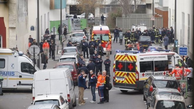 Машины скорой помощи собираются на улице возле офиса французской сатирической газеты Charlie Hebdo, в Париже, 7 января 2015 года.