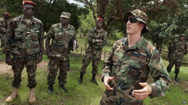 Спецназ армии США, 29-летний капитан Грегори из Техаса (справа), который будет называть свое имя только в соответствии с правилами безопасности спецназа, беседует с войсками из Центральноафриканской Республики и Уганды в Обо, Центральноафриканская Республика, 29 апреля 2012 года | ||