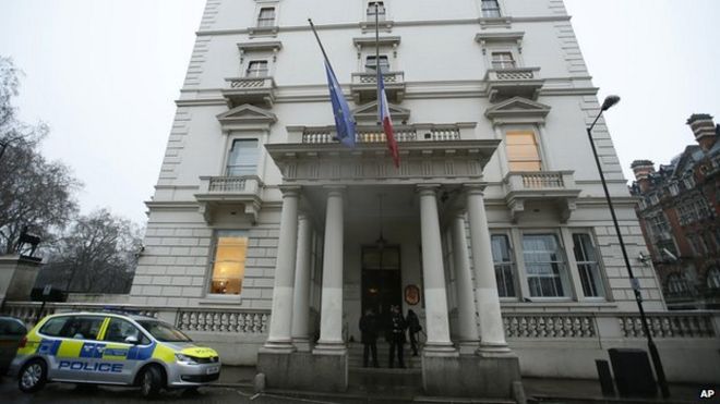 Флаги возле посольства Франции в Лондоне