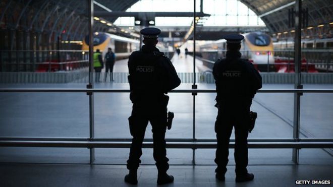 Вооруженные полицейские на станции Сент-Панкрас