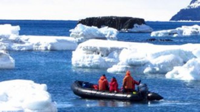Люди в лодке в Антарктиде
