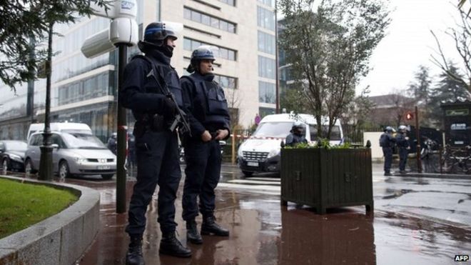 Полицейские охраняют территорию возле штаб-квартиры французского центрального управления внутренних дел 8 января