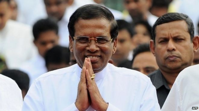 Президент Шри-Ланки Майтрипала Сирисена прибывает, чтобы выступить перед народом вне буддийского Храма Зуба в центральном городе Канди (11 января 2015 года)