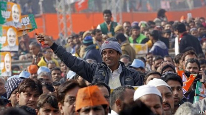 Бхаратия Джаната Работники партии на митинге премьер-министра Индии Нарендры Моди в Дели 10 января 2015 года, в преддверии выборов в Дели