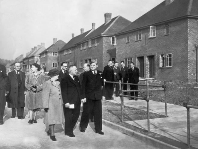 Министр жилищного строительства Великобритании Аньюрин Беван (1897 - 1960) открывает 500-й постоянный дом, построенный после окончания Второй мировой войны сельским советом Элстри, 25 марта 1949 года