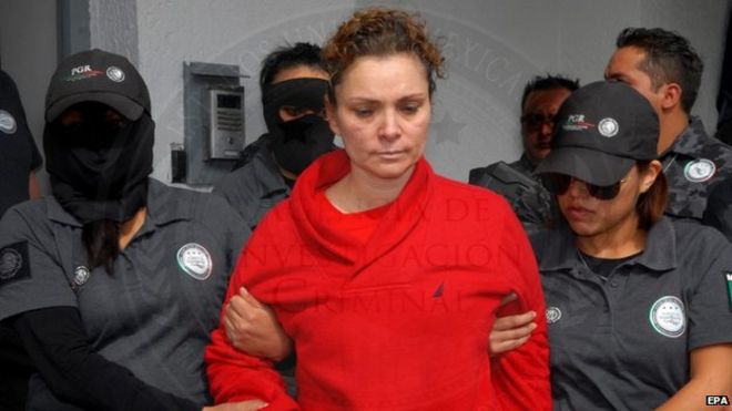 Мария де Лос-Анджелес Пинеда (C), жена бывшего мэра Игуалы, Хосе Луиса Абарка, предположительно связана с делом о насильственном исчезновении 23 студентов в сентябре 2014 года, которое было под стражей мексиканскими властями в Мехико, Мексика, 12 января 2014 года.