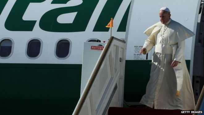 Папа Франциск прибывает в международный аэропорт Бандаранаике 13 января 2015 года в Коломбо, Шри-Ланка