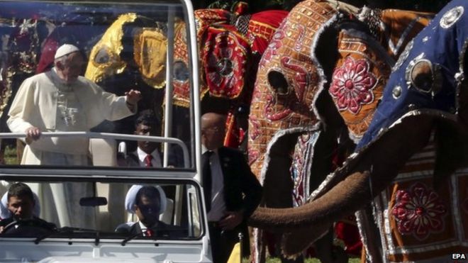 Папа Римский проезжает мимо церемониальных слонов на Шри-Ланке