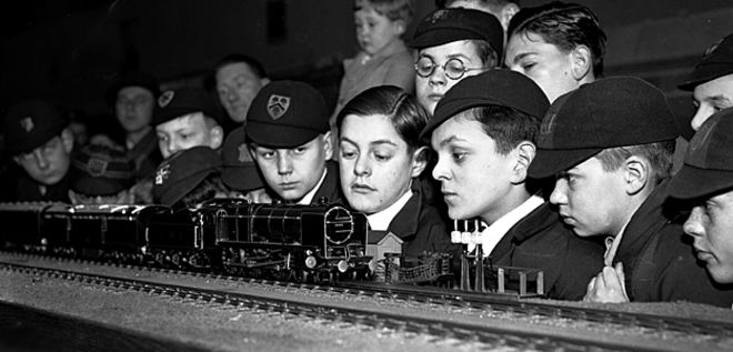 Школьники и игрушечные поезда