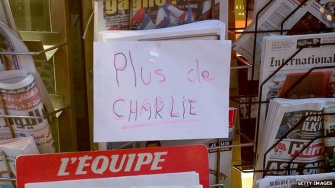 На вывеске в газетном киоске написано, что последнее издание журнала Charlie Hebdo было продано 14 января 2015 года в Париже