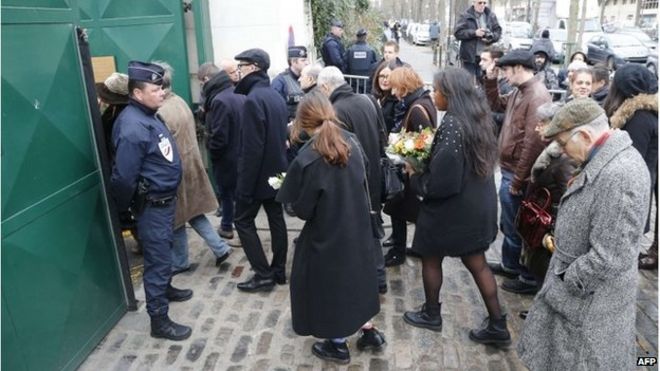 Люди прибывают на похороны Эльзы Каят на Монпарнасе, 15 января 2015 года