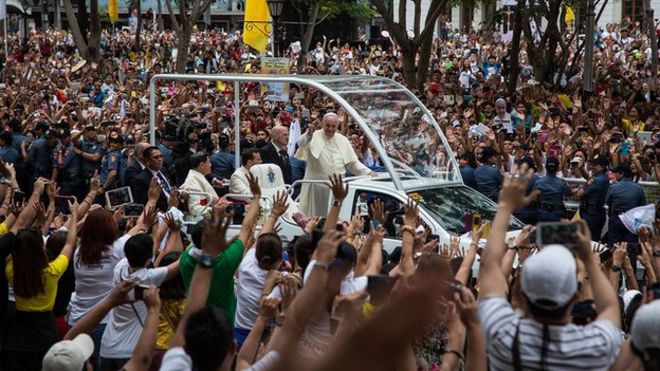 Папа Франциск машет верующим по прибытии в Манильский собор 16 января 2015 года в Маниле, Филиппины