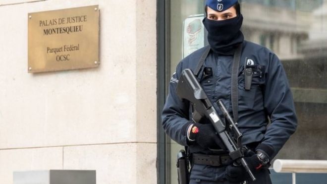 Полицейский охраняет Федеральную прокуратуру Бельгии в Брюсселе, 16 января 2015 года