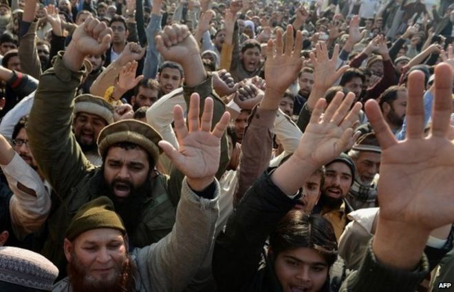 Пакистанские демонстранты выкрикивают лозунги против печати сатирических зарисовок пророка Мухаммеда французским журналом Charlie Hebdo во время демонстрации в Лахоре 16 января