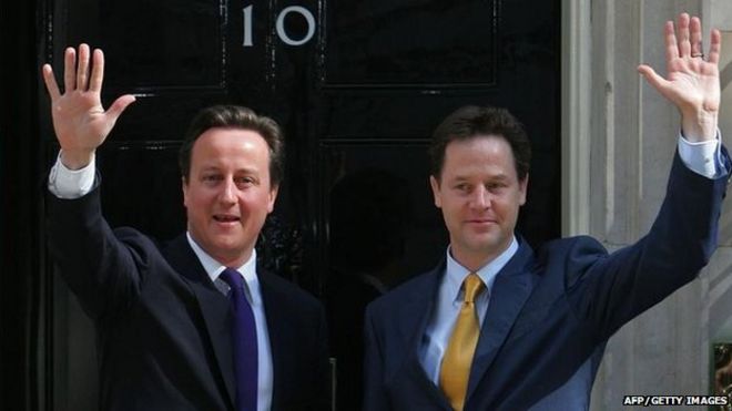 Дэвид Кэмерон и Ник Клегг возле Даунинг-стрит 10 в мае 2010 года