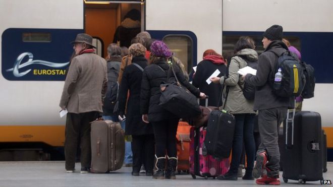 Пассажиры, садящиеся на поезд Eurostar