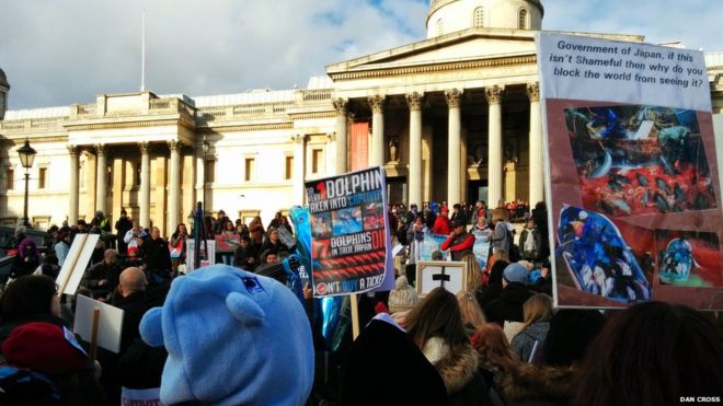 Протестующие собираются на Трафальгарской площади в Лондоне, Англия