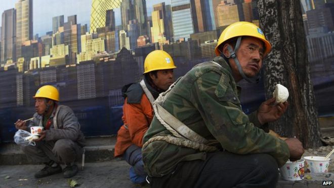 Рабочие обедают возле строительной площадки в Пекине