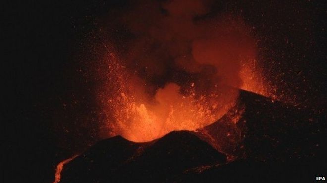 Лава взрывается из вулкана рядом с деревней Портела на острове Фого 28 ноября 2014 г.