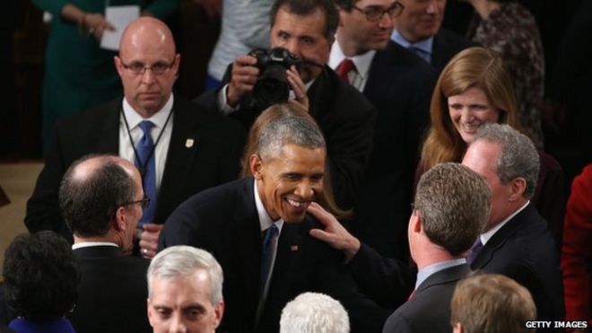 Президент Барак Обама приветствует членов Конгресса после выступления с обращением Государства Союз в палате Палаты представителей