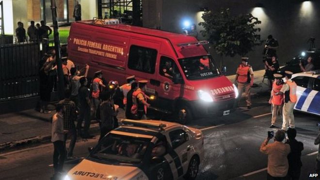 Силы безопасности вывозят тело аргентинского прокурора Альберто Нисмана из своей квартиры в Буэнос-Айресе 19 января 2015 года