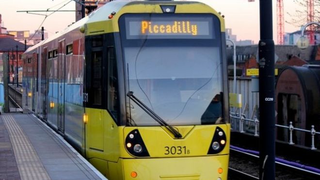 Трамвай Metrolink едет в Манчестер Пикадилли