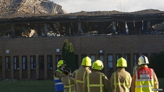 Пожарные у здания Южно-Оксфордширского районного совета