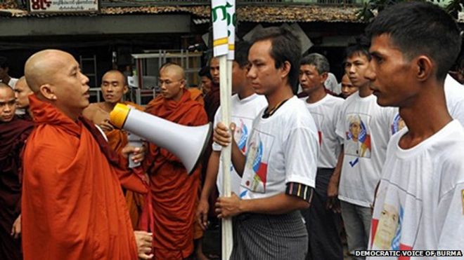 Wirathu ведет демонстрацию через Мандалай в поддержку плана Тейн Сейна по депортации и переселению этнических рохинья в третью страну - 2012