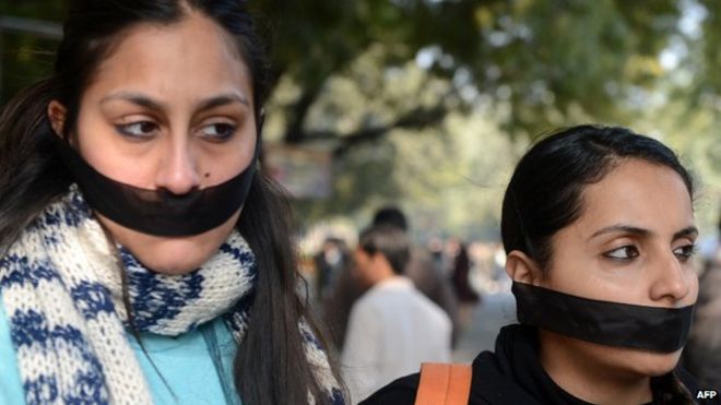 Протестующие индийских студентов молятся за жертву изнасилования во время акции протеста, требующей повышения безопасности для женщин в Дели 29 декабря 2012 года, поскольку индийские лидеры призвали к спокойствию, опасаясь новых вспышек протестов после смерти жертвы группового изнасилования.