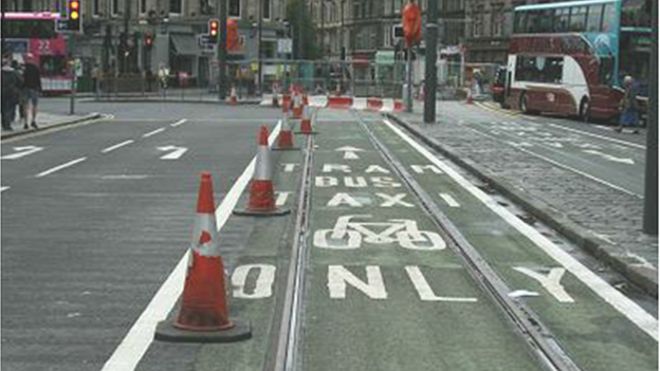 Западный конец улицы Принцес показывает велосипед, нарисованный между трамвайными линиями