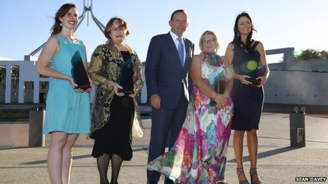 Премьер-министр Австралии Тони Эббот с победителями конкурса «Австралиец года» 2015 года