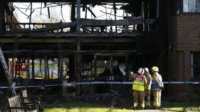 Пожарные у здания Южного оксфордширского районного совета